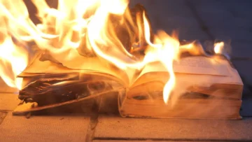 Россияне уничтожают украинские книги в оккупации, планируют запретить законодательно, — ЦНС