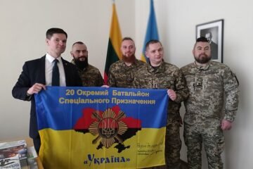 Українські спецпризначенці подарували віце-спікеру Сейму Литви бойовий прапор з нагоди 34-ї річниці відновлення Незалежності