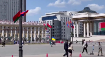 Під час візиту Лукашенка до столиці Монголії Улан-Батора чоловік вибіг на центральну площу із українським прапором.