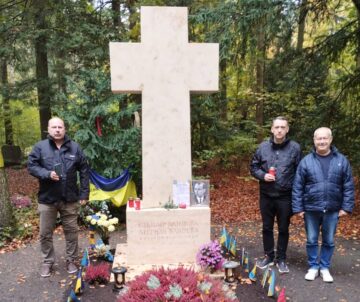 Цветы памяти на могилу Степана Бандеры
